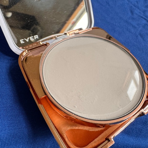 Ever BLUR Perfecting Face Powder Finishing Powder (Translucent) Size 10gm/0.35oz - Picture 5 of 9